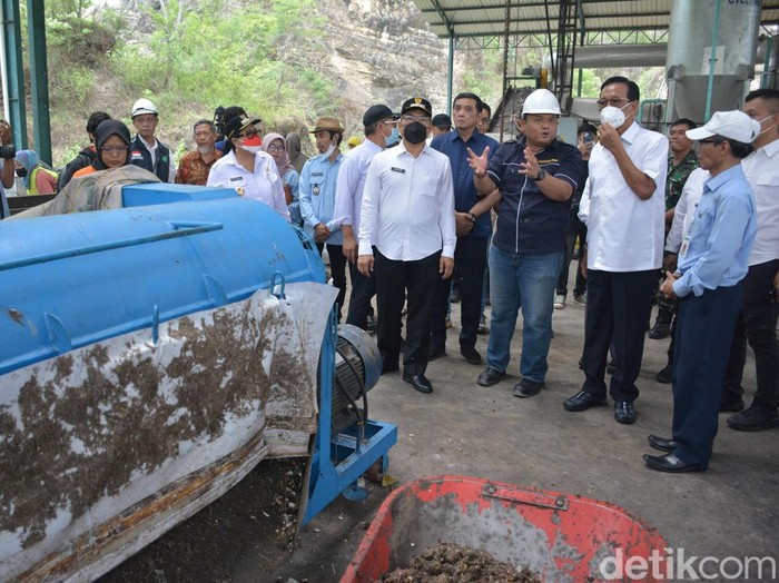 Gubernur DIY Sri Sultan Hamengku Buwono X bersama Bupati-Wali Kota se-DIY meninjau TPST Bawuran Bantul, Selasa (21/10/2025). Gubernur DIY Sri Sultan Hamengku Buwono X bersama Bupati-Wali Kota se-DIY meninjau TPST Bawuran Bantul, Selasa (21/10/2025).