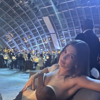 Namun siapa sangka busana tersebut membuatnya tidak nyaman. Hailey membagikan foto di Instagram, dia nyaris tak bisa duduk karena korset ketatnya itu. Hailey terlihat bersandar di kursi makan karena sulit menegakkan tubuhnya. Foto: dok. Instagram @haileybieber