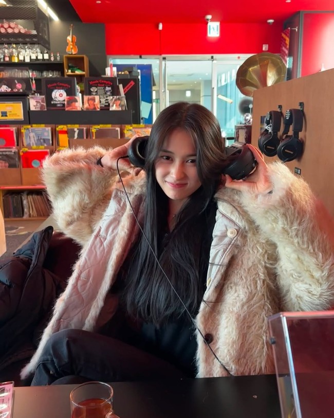 Sebelum membintangi drama Korea To The Moon, Han Ga Eul mengasah bakat aktingnya sebagai model video klip ‘Again, Dream’ penyanyi Nam Young Joo. Foto: dok. Instagram @hgaeul_