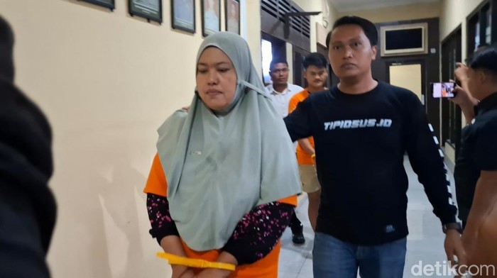 Ibu dan anak di Bangkalan yang ditangkap polisi usai ditetapkan tersangka pengeroyokan terhadap tetangga.