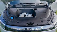 Mobil ini juga memiliki front-trunk berkapasitas 35 liter yang tahan panas, anti-bau, dan mudah dibersihkan, sehingga ideal untuk menyimpan perlengkapan outdoor atau barang basah secara terpisah dari kabin utama. Foto: Dok. Jaecoo Indonesia