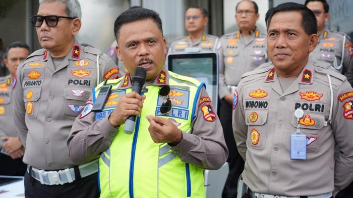 Kakorlantas Irjen Agus Suryonugroho menggencarkan revitalisasi inovasi pelayanan publik Ditregident Korlantas Polri.