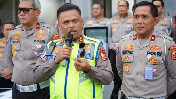 Irjen Agus Suryonugroho menggencarkan revitalisasi inovasi pelayanan publik Ditregident Korlantas Polri. Kakorlantas Irjen Agus Suryonugroho menggencarkan revitalisasi inovasi pelayanan publik Ditregident Korlantas Polri.