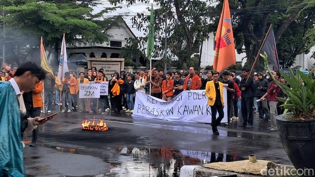 Aksi demonstrasi di depan Mapolrestabes Makassar, Jalan Ahmad Yani, Selasa (21/10/2025).