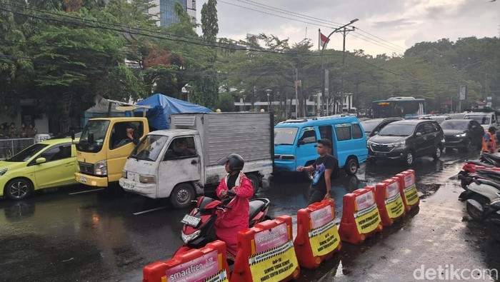 Jalan Ahmad Yani Macet Sore Ini Imbas Demo di Depan Polrestabes Makassar