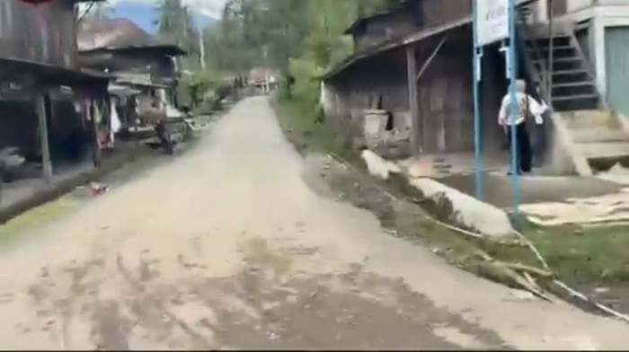 Pengendara diimbau untuk melalui jalan alternatif usai jalan penghubung di Empat Lawang amblas