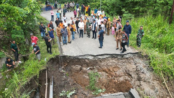 Jalan di Empat Lawang yang Amblas Akan Dibangun Jembatan Bailey Sementara