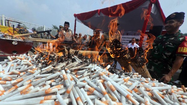 Jutaan Batang Rokok Ilegal dan Ribuan Botol Miras Dimusnahkan di Bogor