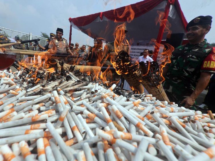 Jutaan Batang Rokok Ilegal dan Ribuan Botol Miras Dimusnahkan di Bogor
