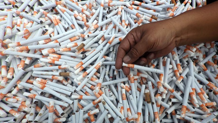 Jutaan Batang Rokok Ilegal dan Ribuan Botol Miras Dimusnahkan di Bogor Petugas Satpol PP memusnahkan miras ilegal di area Stadion Pakansari, Kabupaten Bogor, Jawa Barat, Selasa (21/10/2025). Bea Cukai Jawa Barat bersama Pemerintah Kabupaten (Pemkab) Bogor memusnahkan sebanyak 1,8 juta batang rokok dan 13.282 botol minuman keras (miras) ilegal dari hasil penindakan sejak awal tahun 2025. ANTARA FOTO/Yulius Satria Wijaya