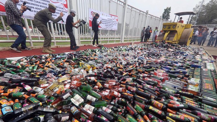 Jutaan Batang Rokok Ilegal dan Ribuan Botol Miras Dimusnahkan di Bogor Petugas Satpol PP memusnahkan miras ilegal di area Stadion Pakansari, Kabupaten Bogor, Jawa Barat, Selasa (21/10/2025). Bea Cukai Jawa Barat bersama Pemerintah Kabupaten (Pemkab) Bogor memusnahkan sebanyak 1,8 juta batang rokok dan 13.282 botol minuman keras (miras) ilegal dari hasil penindakan sejak awal tahun 2025. ANTARA FOTO/Yulius Satria Wijaya