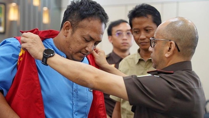 Kajari Karawang Dedy Irwan Virantama saat melepas rompi tahanan tersangka kasus pemeliharaan satwa dilindungi