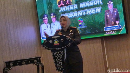 Kajari Lombok Tengah, Putri Ayu Wulandari, saat memberikan sosialisasi kepada ratusan pengurus Ponpes di Ballrom Kantor Bupati Lombok Tengah, Selasa (21/10/2025). Foto: (Edi Suryansyah/detikBali)