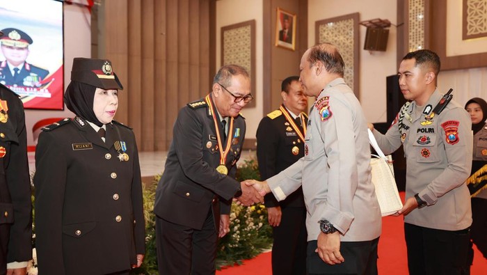 Kapolda Jatim Irjen Nanang Avianto menyampaikan rasa hormat dan terimakasih kepada seluruh personel yang purna tugas