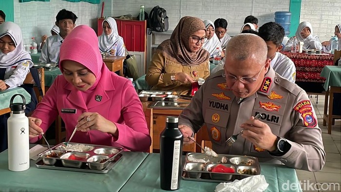 Kapolda Kalimantan Selatan Irjen Rosyanto Yudha Hermawan dan istrinya ikut menyantap menu Makanan Bergizi Gratis (MBG). Yang kemudian diikuti sederet pejabat umum Polda Kalsel.