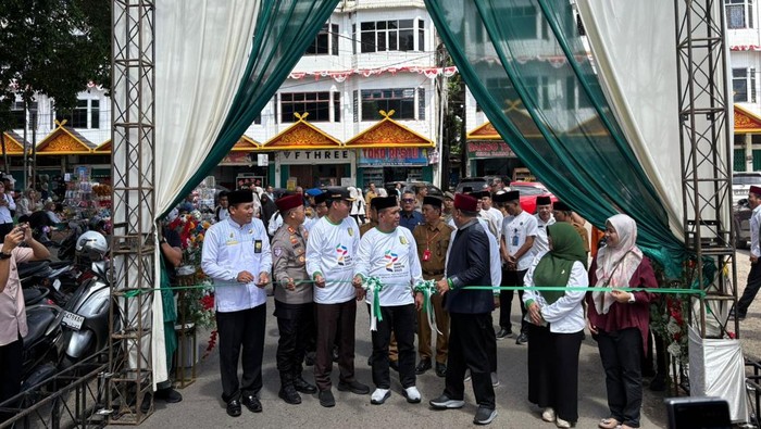 Kapolres Kuansing AKBP Ricky Pratidiningrat menghadiri pembukaan Pesantren Expo dan Pentas Seni Santri, Selasa (21/20/2025).