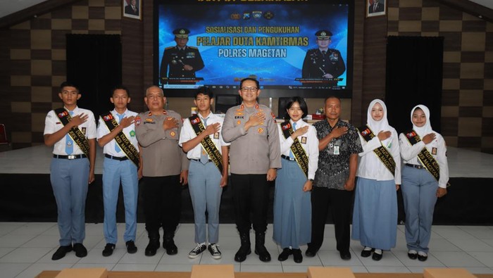 Kapolres Magetan AKBP Raden Erik Bangun Prakasa bersama para pelajar