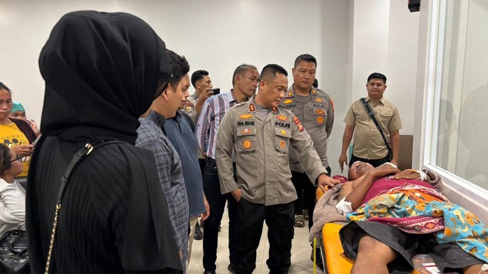 Kapolres melihat korban bentrokan di Rohil Kapolres melihat korban bentrokan di Rohil