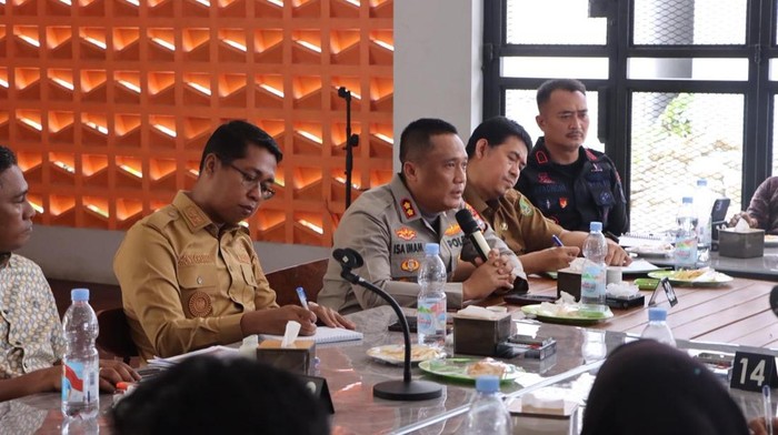 Kapolres Rohil AKBP Isa Imam Syahroni memimpin mediasi antara warga dengan pihak PT yang terlibat bentrok, Selasa (21/10/2025).