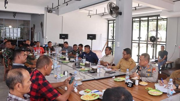 Kapolres Rohil AKBP Isa Imam Syahroni memimpin mediasi antara warga dengan pihak PT yang terlibat bentrok, Selasa (21/10/2025).