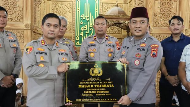 Kapolres Wonogiri, AKBP Wahyu Sulistyo, saat meresmikan Masjid Tribrata di Ponpes Santri Manjung di Dusun Manjung Wetan, Desa Manjung, Kecamatan Wonogiri.