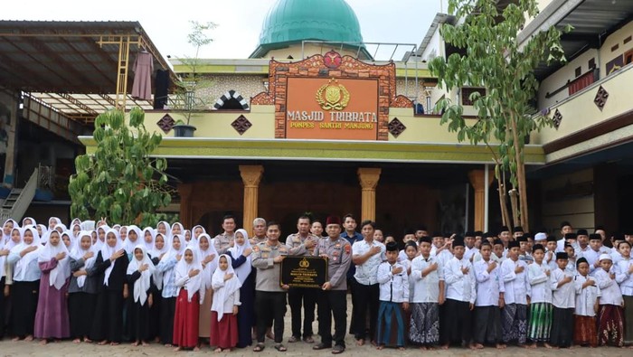 Kapolres Wonogiri, AKBP Wahyu Sulistyo, saat meresmikan Masjid Tribrata di Ponpes Santri Manjung di Dusun Manjung Wetan, Desa Manjung, Kecamatan Wonogiri.