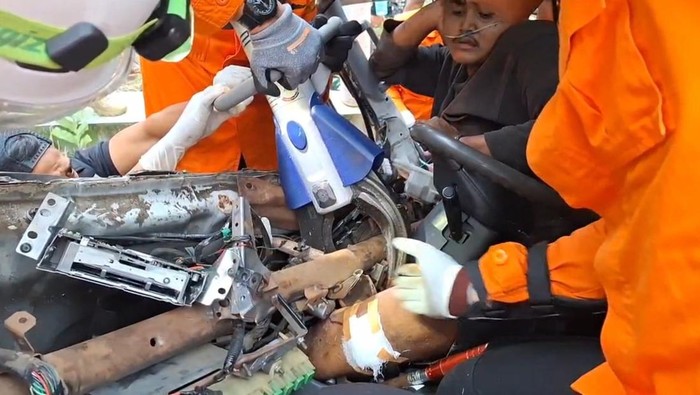 Evakuasi sopir trus terjepit yang alami kecelakaan tunggal di Jalan Purbalingga–Banjarnegara, Desa Bojong, Kecamatan/Kabupaten Purbalingga, Selasa (21/10/2025) dini hari.
