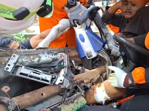 Truk Isi Kayu Terguling di Purbalingga, Evakuasi Sopir Berlangsung Dramatis