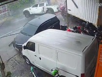 Aquaplaning, Ford Double Cabin Oleng Tabrak 3 Mobil Parkir di Pemalang