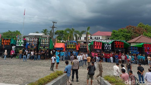 Puluhan sound system milik para pelaku Kecimol saat melakukan aksi di depan gedung DPRD Lombok Tengah. Foto: (Edi Suryansyah/detikBali)