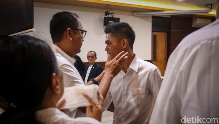 Keluarga Chirstiano menangis usai mendengar tuntutan yang dibacakan JPU saat sidang di PN Sleman, Selasa (21/10/2025)
