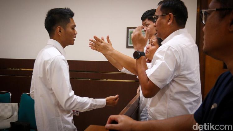 Tangis-Peluk Keluarga untuk Christiano Tarigan Usai Dituntut 2 Tahun Bui