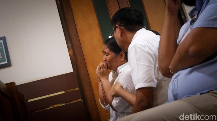 Keluarga Christiano menangis usai mendengar tuntutan dua tahun kasus kecelakaan yang menewaskan Argo Erickho dalam sidang di PN Sleman, Selasa (21/10/2025)
