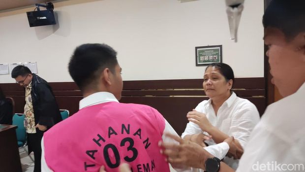Keluarga Christiano menangis usai mendengar tuntutan dua tahun kasus kecelakaan yang menewaskan Argo Erickho dalam sidang di PN Sleman, Selasa (21/10/2025)
