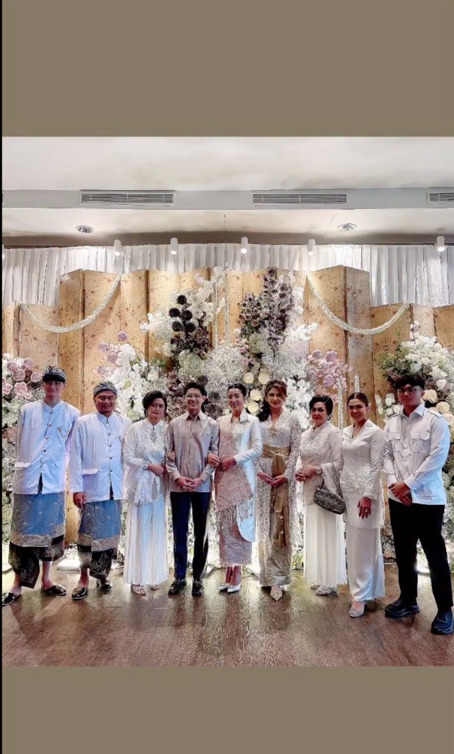 Teuku Rassya dan Cleantha Islan baru saja menggelar acara lamaran pada Rabu (18/10/25). Tak hanya penampilan Rassya dan tunangannya yang curi atensi, melainkan juga para anggota keluarga, salah satunya adik Rassya sekalgus putra kedua Tamara Bleszynski, Kenzou Lion. Foto: Instagramm/@tamarableszynskiofficial