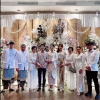 Teuku Rassya dan Cleantha Islan baru saja menggelar acara lamaran pada Rabu (18/10/25). Tak hanya penampilan Rassya dan tunangannya yang curi atensi, melainkan juga para anggota keluarga, salah satunya adik Rassya sekalgus putra kedua Tamara Bleszynski, Kenzou Lion. Foto: Instagramm/@tamarableszynskiofficial