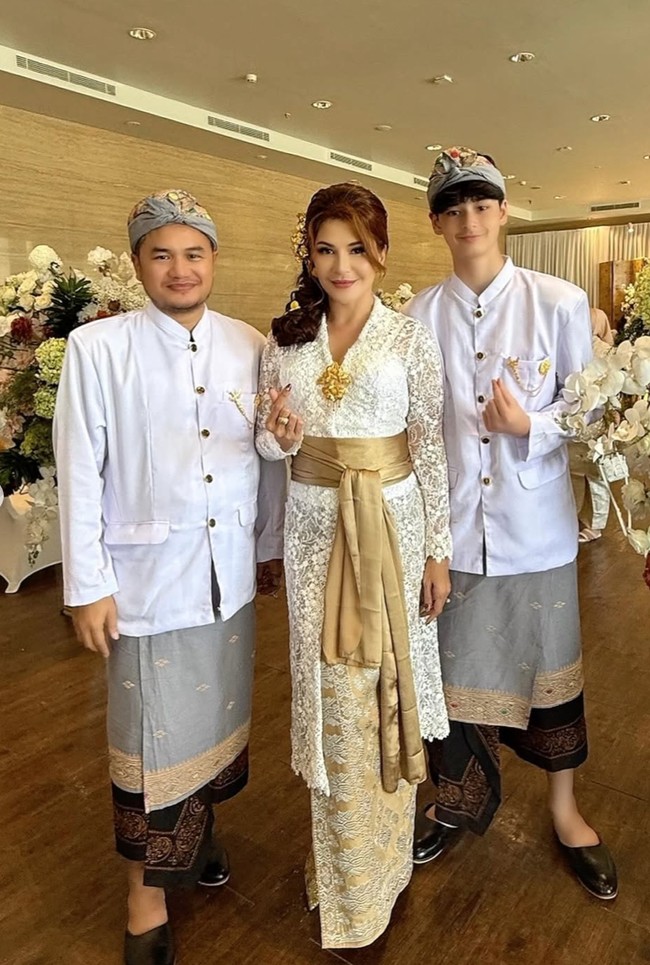 Dampingi sang mama, paras tampan Kenzou yang kini sudah remaja tak kalah jadi sorotan. Kenzou tampil mengenakan pakaian adat Bali berupa baju putih lengan panjang model safari dipadukan dengan kain berwarna abu-abu dan saput hitam kecoklatan. Penampilannya dilengkapi dengan sepatu slip-on hitam serta udeng di kepalanya. Foto: Instagramm/@tamarableszynskiofficial