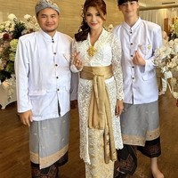 Dampingi sang mama, paras tampan Kenzou yang kini sudah remaja tak kalah jadi sorotan. Kenzou tampil mengenakan pakaian adat Bali berupa baju putih lengan panjang model safari dipadukan dengan kain berwarna abu-abu dan saput hitam kecoklatan. Penampilannya dilengkapi dengan sepatu slip-on hitam serta udeng di kepalanya. Foto: Instagramm/@tamarableszynskiofficial