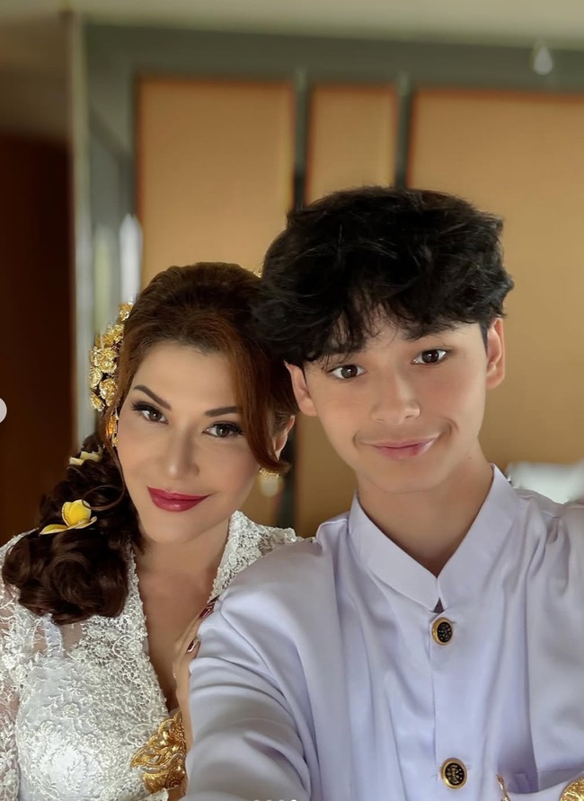 Lahir pada 22 Desember 2010, saat ini Kenzou akan segera berusia 15 tahun di Desember mendatang. Sudah remaja, tinggi Kenzou pun sudah mengalahkan sang mama. Foto: Instagramm/@tamarableszynskiofficial