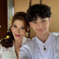 Lahir pada 22 Desember 2010, saat ini Kenzou akan segera berusia 15 tahun di Desember mendatang. Sudah remaja, tinggi Kenzou pun sudah mengalahkan sang mama. Foto: Instagramm/@tamarableszynskiofficial