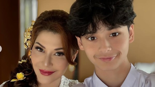 Potret Kenzou Adik Teuku Rassya, Ganteng Berbusana Adat Bali di Lamaran Kakak