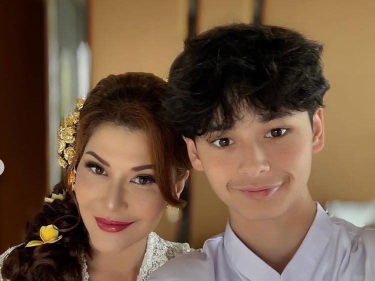 Potret Kenzou Adik Teuku Rassya, Ganteng Berbusana Adat Bali di Lamaran Kakak