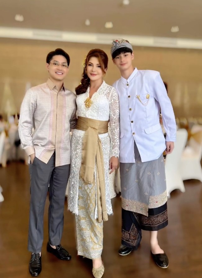 Pose bertiga bersama kakak dan ibunya, jelas terlihat Kenzou memiliki tubuh yang tinggi. Rassya dan Tamara pun sampai kalah tinggi dengan Kenzou. Foto: Instagramm/@tamarableszynskiofficial