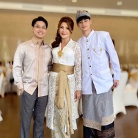 Pose bertiga bersama kakak dan ibunya, jelas terlihat Kenzou memiliki tubuh yang tinggi. Rassya dan Tamara pun sampai kalah tinggi dengan Kenzou. Foto: Instagramm/@tamarableszynskiofficial
