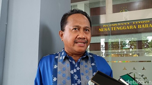 Kepala DKP NTB, Muslim ditemui di depan lobi Kejati NTB, Selasa (21/10/2025).