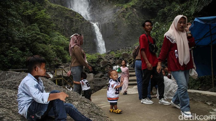 Keren! Air Terjun Ponot di Sumut Tak Hanya Indah, Tapi Juga Hasilkan Energi Bersih Siapa sangka, di balik megahnya Air Terjun Ponot yang menjulang setinggi 250 meter, tersimpan inovasi keren yang ramah lingkungan. Air terjun yang dikelola PT Indonesia Asahan Aluminium (Inalum) ini kini tidak hanya memanjakan mata wisatawan, tapi juga jadi sumber energi bersih bagi kawasan sekitarnya.
