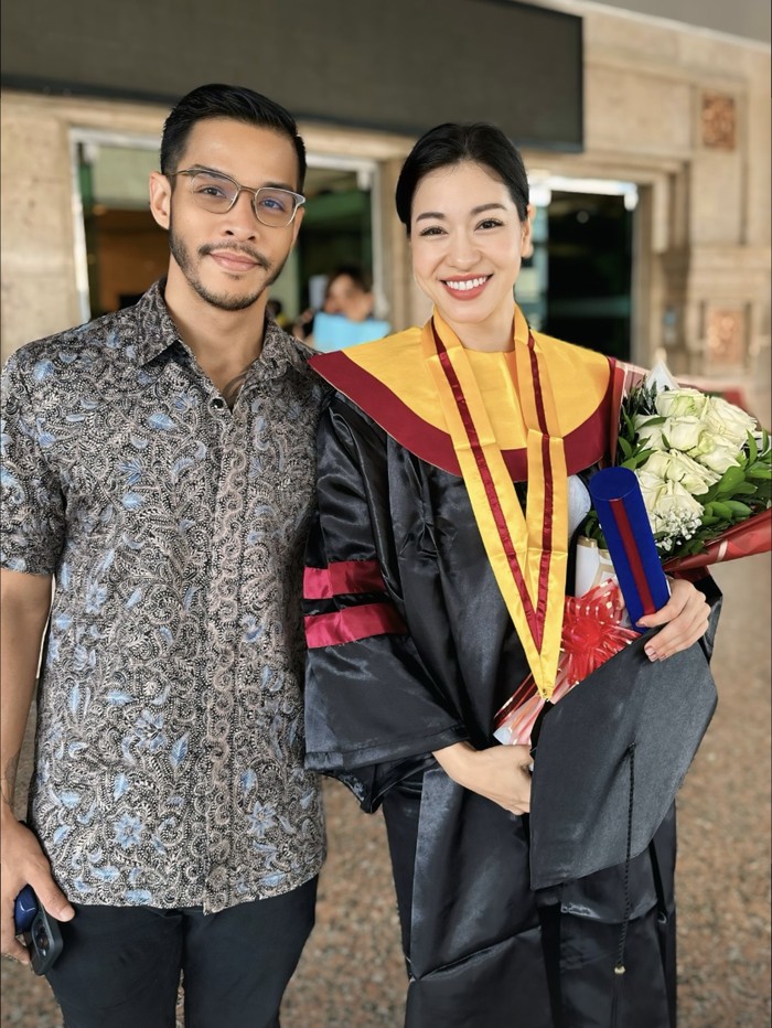Kerenina Sunny wisuda S2 dan merayakan bareng keluarga.
