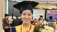 Kerenina Sunny wisuda S2, resmi menyandang gelar Magister bidang Hukum Bisnis. Foto: Instagram @kerenina_sunny