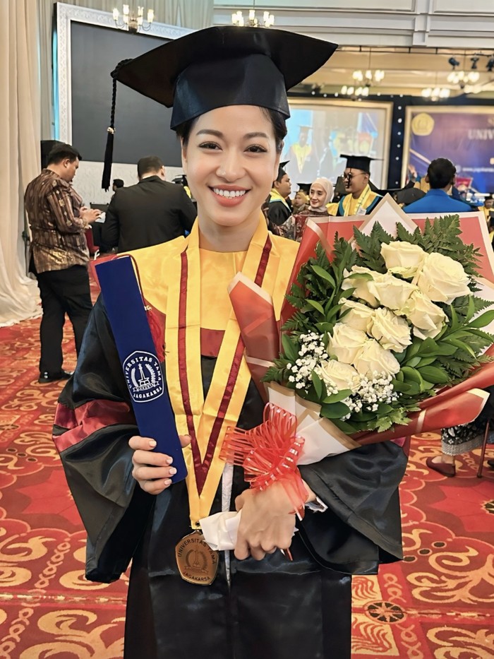 Kerenina Sunny wisuda S2 dan merayakan bareng keluarga.