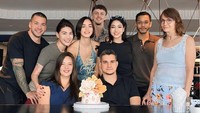 Kerenina Sunny merayakan wisudanya dengan kumpul bareng keluarga. Momen ini juga bertepatan merayakan ulang tahun saudaranya, Carmel dan Steve Emmanuel. Celebrating with Family My Wisuda S2 Carm and Steve’s Birthday, tulis Kerenina Sunny. Foto: Instagram @kerenina_sunny